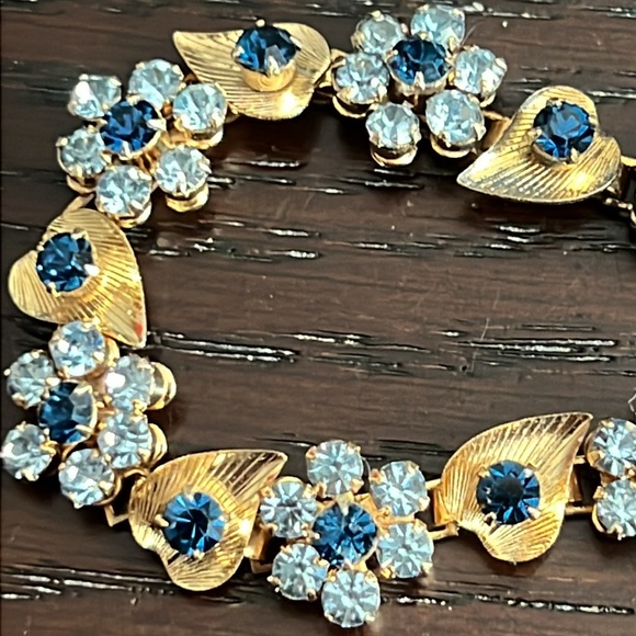 Stunning Vintage Floral Necklace W/Blue Crystal Embellished Flowers/ Goldtone - Picture 2 of 13